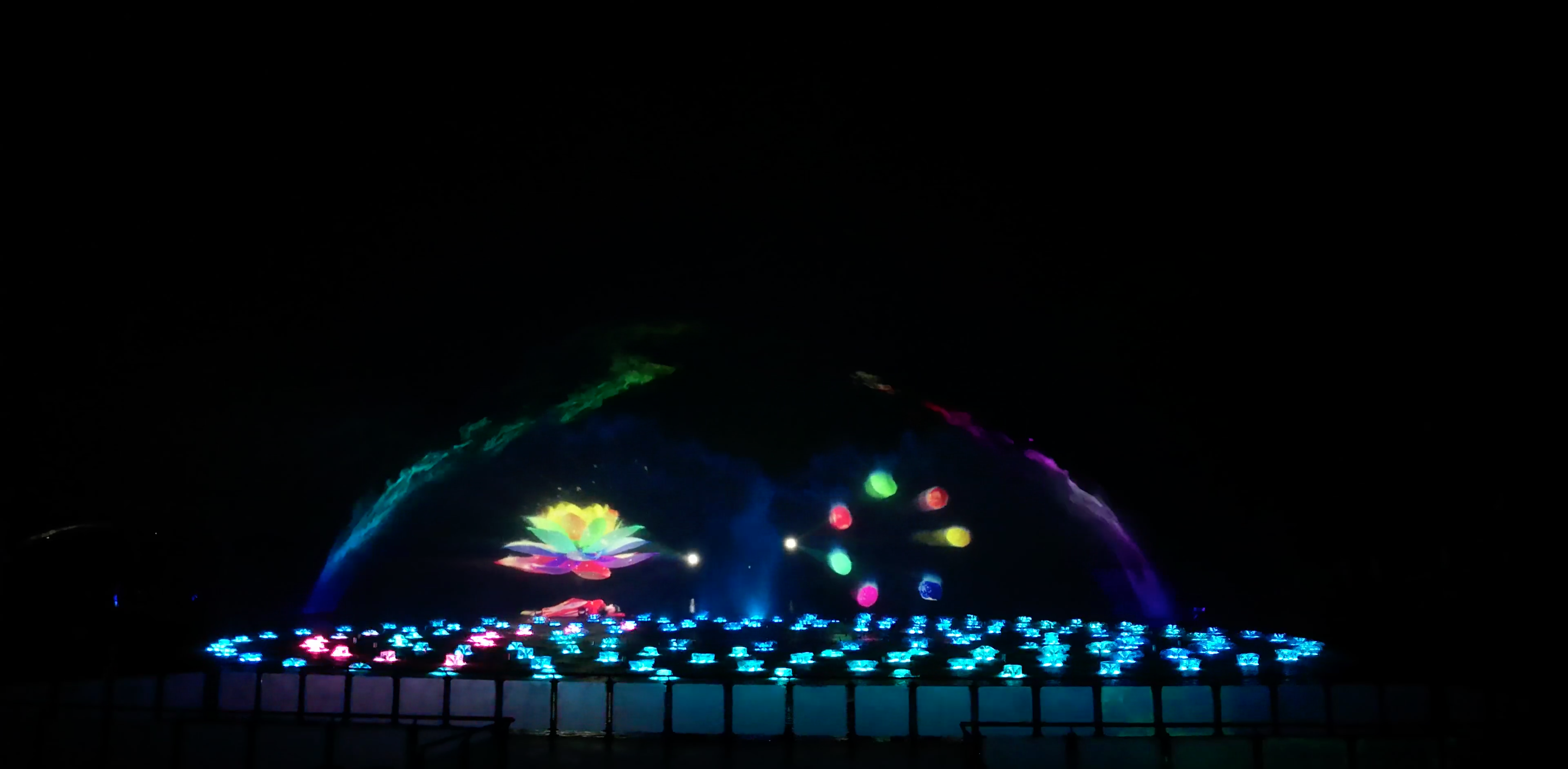 由白寶強導演的蓮花湖圣蓮華彩水水舞光影秀在達州蓮花湖上演(圖2)