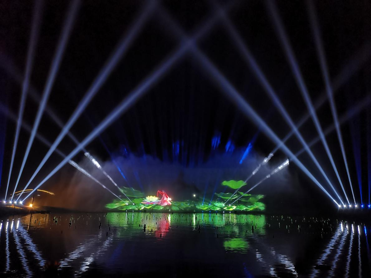 由白寶強導演的蓮花湖圣蓮華彩水水舞光影秀在達州蓮花湖上演(圖5)