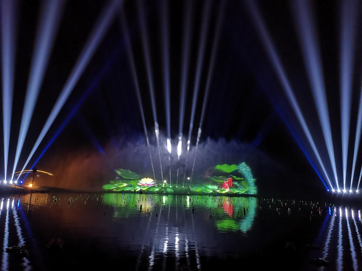由白寶強導演的蓮花湖圣蓮華彩水水舞光影秀在達州蓮花湖上演(圖10)
