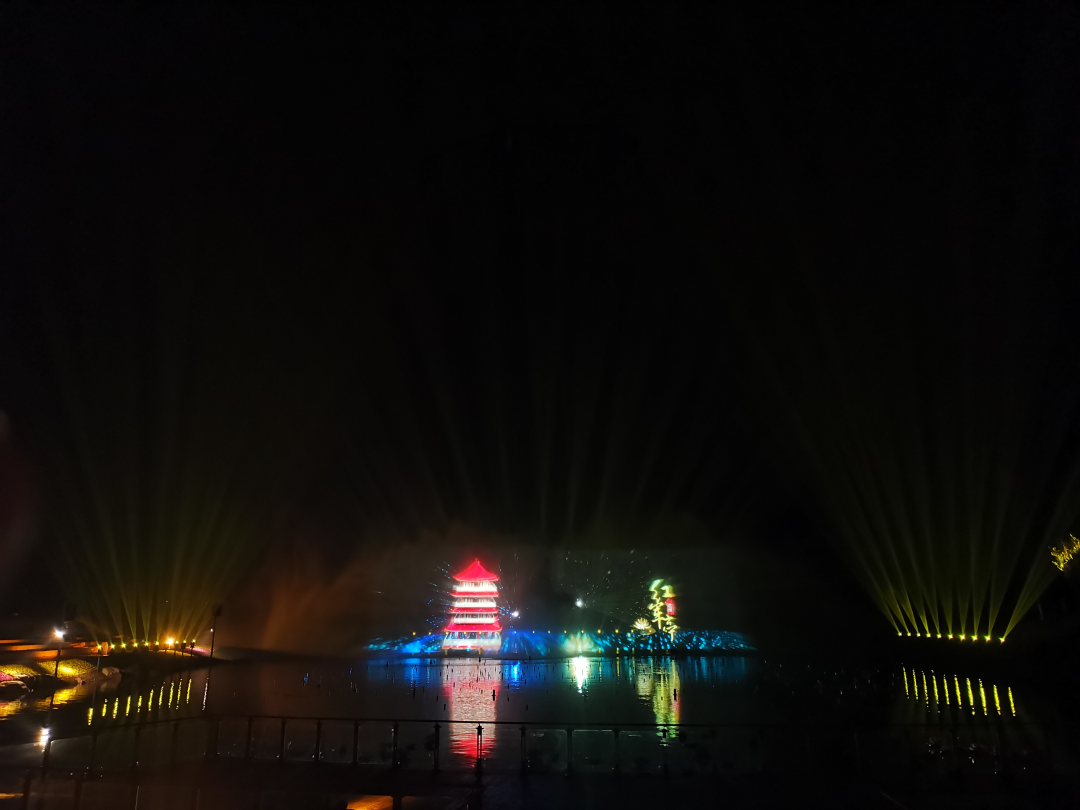 由白寶強導演的蓮花湖圣蓮華彩水水舞光影秀在達州蓮花湖上演(圖12)